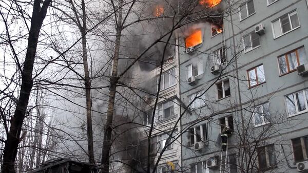 Работа пожарных и спасателей на месте взрыва газа в жилом доме в Волгограде - Sputnik Кыргызстан