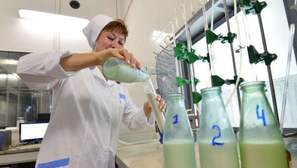 Сотрудница лаборатории первичного анализа молока берет пробы продукции. - Sputnik Кыргызстан