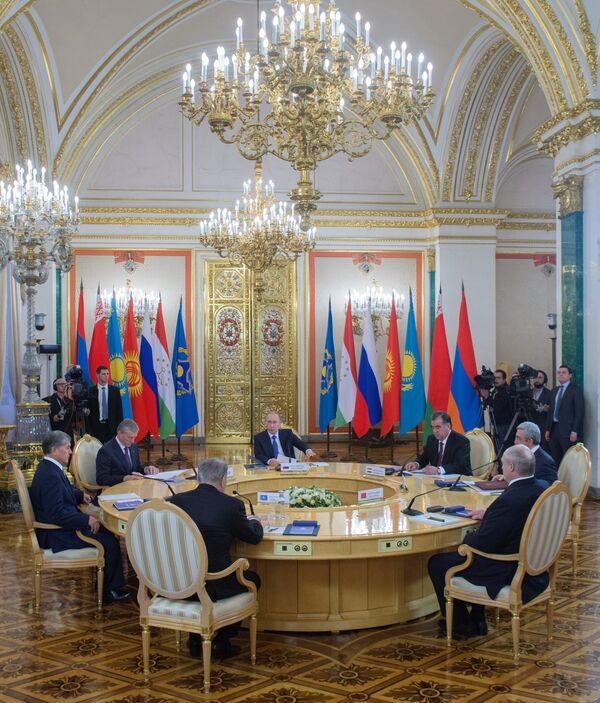 Президет КР Аламазбек Атамбаев на сессии совета коллективной безопасности ОДКБ. - Sputnik Кыргызстан