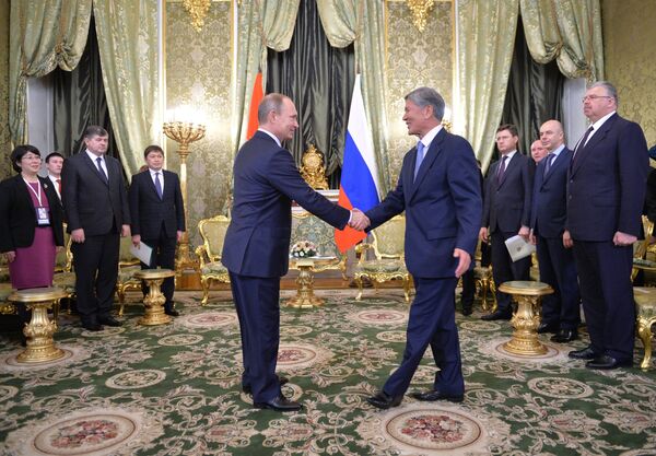 Президент Алмазбек Атамбаев жана Россиянын өлкө башчысы Владимир Путин. - Sputnik Кыргызстан