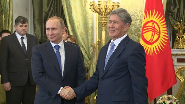 Кучакташып көрүшүү, бекем кол алышуу – Атамбаев менен Путин жолугушту - Sputnik Кыргызстан