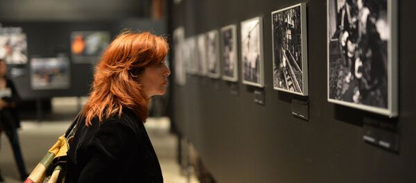 Посетительница на открытии фотовыставки. Архивное фото - Sputnik Кыргызстан