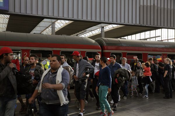 Беженцы из Сирии на центральном железнодорожном вокзале в Мюнхене. Архивное фото - Sputnik Кыргызстан