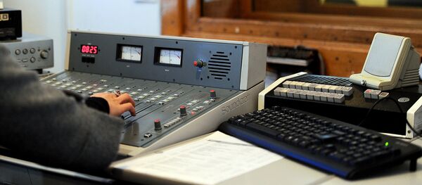 Звукорежиссер радио настраивает аппаратуру. Архивное фото - Sputnik Кыргызстан