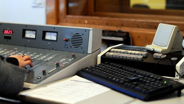 Звукорежиссер радио настраивает аппаратуру. Архивное фото - Sputnik Кыргызстан