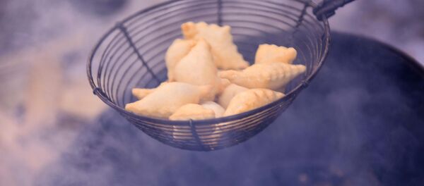 Национальное блюдо боорсок Национальное блюдо боорсок - Sputnik Кыргызстан