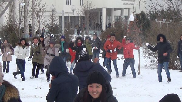 Бишкектеги жогорку окуу жайлардын студенттери кар менен чабышып көңүл - Sputnik Кыргызстан