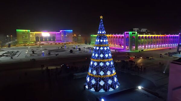 Главная елка Кыргызстана в самом сердце столицы - на площади Ала-Тоо - Sputnik Кыргызстан