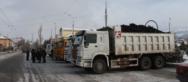 Көмүр жүктөлгөн жүк ташуучу унаалар. Архив Көмүр жүктөлгөн жүк ташуучу унаалар. Архив - Sputnik Кыргызстан