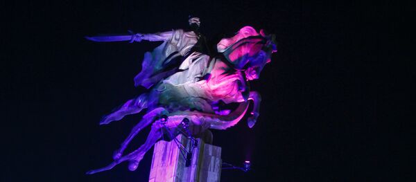 Филармонию и памятник Манасу на раскрасили на новый год - Sputnik Кыргызстан