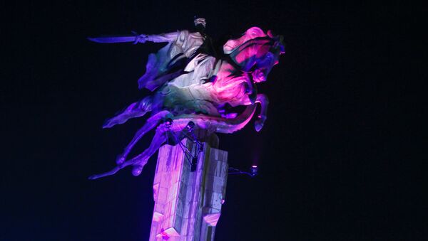 Филармонию и памятник Манасу на раскрасили на новый год - Sputnik Кыргызстан