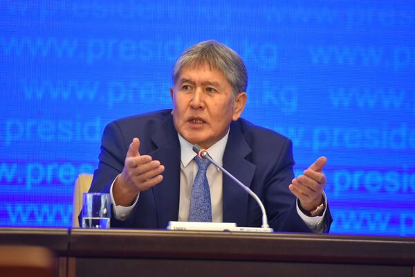 Президент Алмазбек Атамбаев маалымат жыйынында - Sputnik Кыргызстан