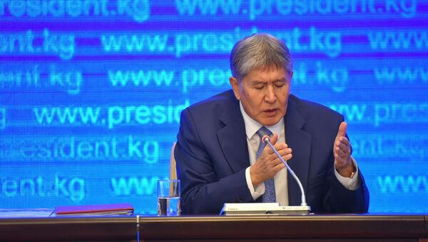 Президент Кыргызской Республики Алмазбек Атамбаев во время пресс-конференции. Архивное фото - Sputnik Кыргызстан