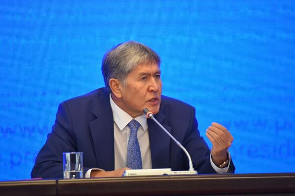 Президент Алмазбек Атамбаев пресс-конференция учурунда. - Sputnik Кыргызстан