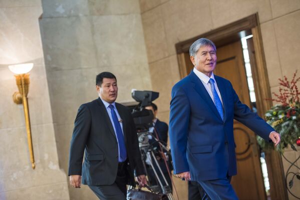 Президент зашел в зал в хорошем настроении - Sputnik Кыргызстан