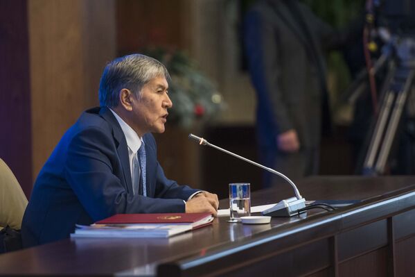 Глава государства подвел итоги года, отметив значимые такие события, как проведение парламентских выборов, вступления Кыргызстана в ЕАЭС и запуск линии электропередачи Датка — Кемин - Sputnik Кыргызстан