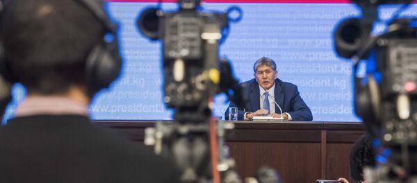 Кыргыз Республикасынын президенти Алмазбека Атамбаев маалымат жыйыны учурунда. - Sputnik Кыргызстан