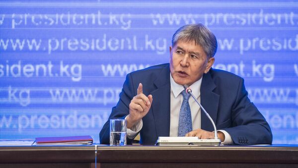 Президент Кыргызской Республики Алмазбек Атамбаев во время пресс-конференции. Архивное фото - Sputnik Кыргызстан