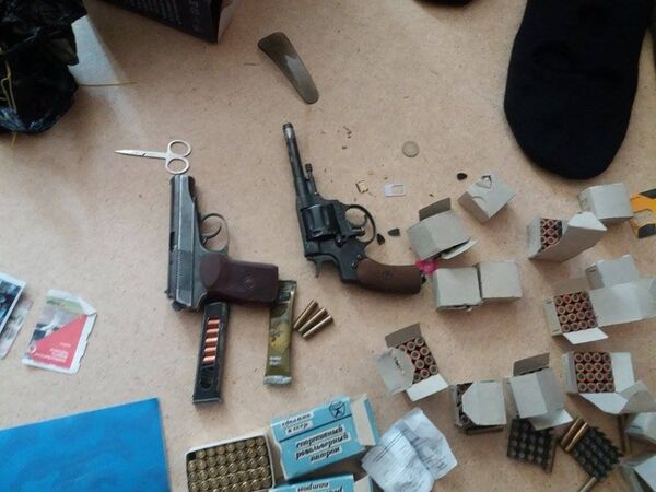 Найденные пистолеты и боеприпасы у задержанных. - Sputnik Кыргызстан