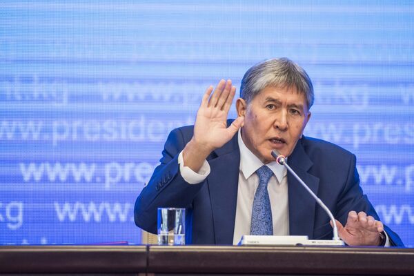 Президент Кыргызской Республики Алмазбек Атамбаев во время пресс-конференции - Sputnik Кыргызстан