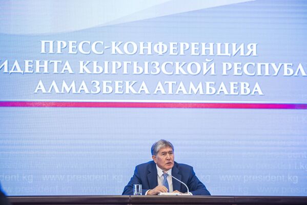 В общей сложности за три часа Алмазбек Атамбаев ответил на 43 вопросов. - Sputnik Кыргызстан