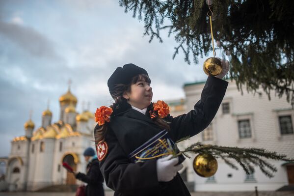 Главную новогоднюю ёлку России торжественно открыли на Соборной площади в Кремле в четверг - Sputnik Кыргызстан