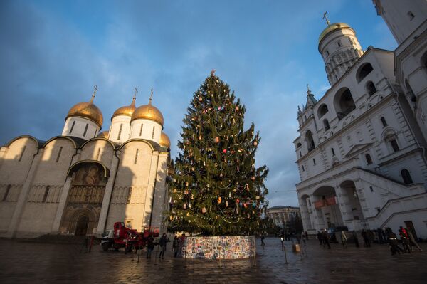 Новогодняя ёлка на Соборной площади Кремля в Москве. - Sputnik Кыргызстан