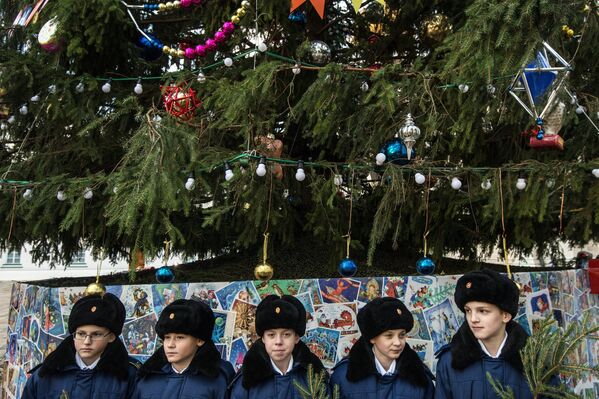 В этом году главную новогоднюю ёлку страны украсили в стиле советских времен - Sputnik Кыргызстан
