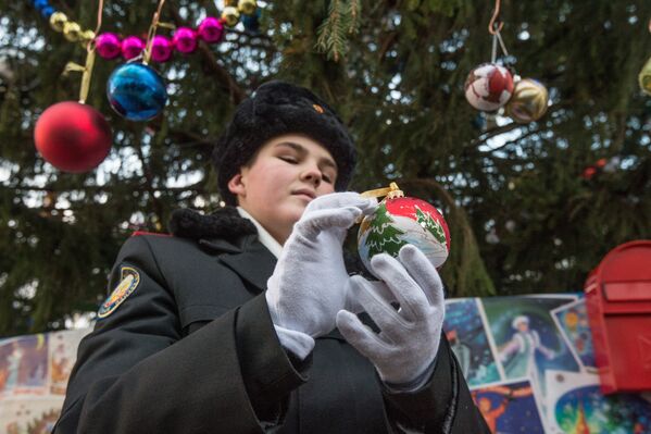 В украшении ёлки принимали участие учащиеся кадетских корпусов Москвы - Sputnik Кыргызстан