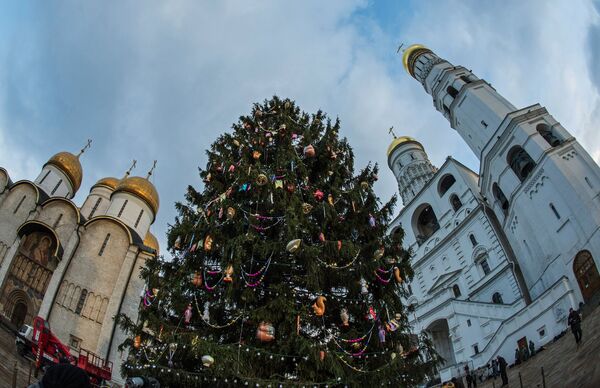 Главную новогоднюю елку России доставили в столицу 18 декабря из Московской области - Sputnik Кыргызстан