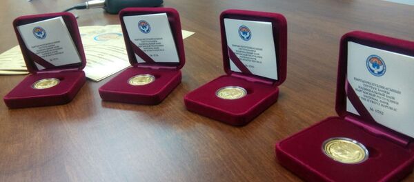 Национальный банк КР презентовал золотую монету Снежный барс - Sputnik Кыргызстан