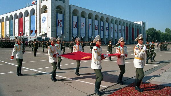 Поднятие первого флага Кыргызской Республики. Архивное фото - Sputnik Кыргызстан