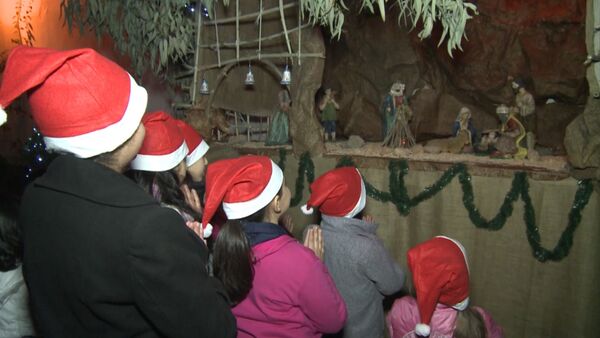 Молитва у вертепа и фото с Сантой – сирийские христиане отметили Рождество - Sputnik Кыргызстан