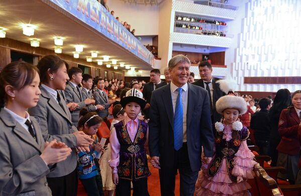 Жаңы жылдык майрамга президент Алмазбек Атамбаев өзү катышты - Sputnik Кыргызстан