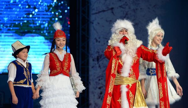 Жаңы жылдын башкы каармандары — Аяз ата менен Аяз кыз майрамдын көркүн ачты - Sputnik Кыргызстан