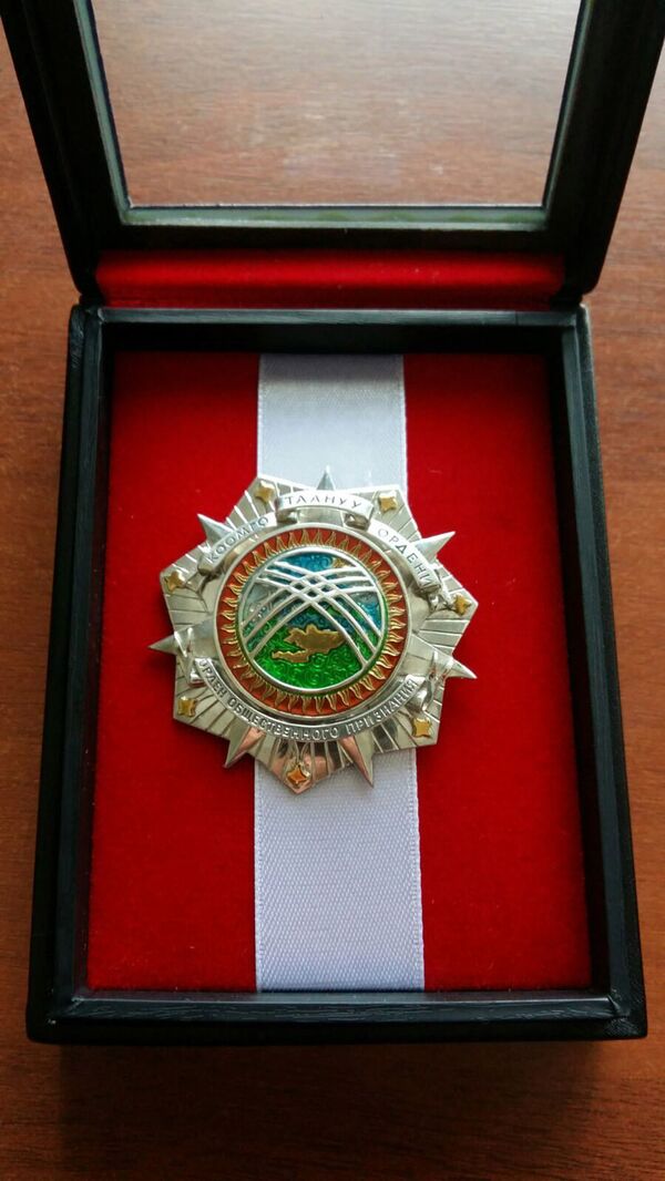 Аңчылык чарбасынын кызматкери Александр Барыкинге берилген орден. - Sputnik Кыргызстан