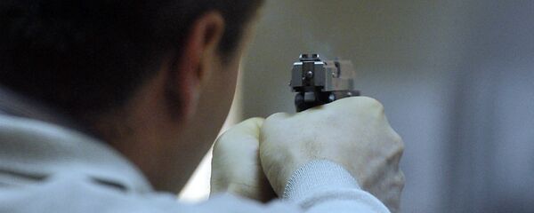 Мужчина стреляет из пистолета. Архивное фото - Sputnik Кыргызстан