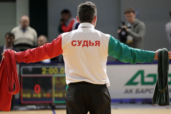 Судья во время соревнований по борьбе алыш. Архивное фото - Sputnik Кыргызстан