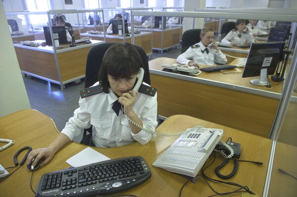 Сотрудники службы 02 в дежурной части. Архивное фото - Sputnik Кыргызстан