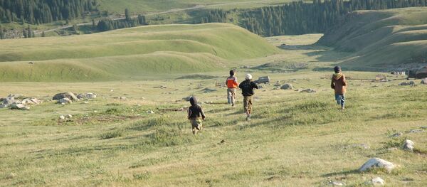 Жайлоодо чуркап бараткан балдар. Архив Жайлоодо чуркап бараткан балдар. Архив - Sputnik Кыргызстан