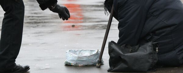 Бабушка просящая милостыню. Архивное фото - Sputnik Кыргызстан