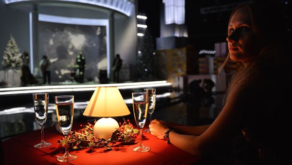 Девушка за столом на праздничном мероприятии. Архивнео фото - Sputnik Кыргызстан