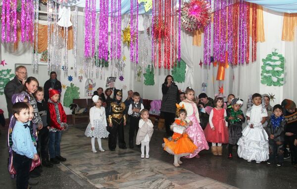 Дети на сцене на новогоднем утреннике в городе Ош. - Sputnik Кыргызстан