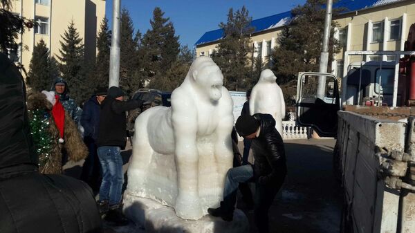 Скульптура гориллы из льда в городе Нарын. - Sputnik Кыргызстан