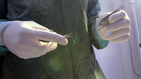 Доктор держит медицинские инструменты во время операции. Архивное фото - Sputnik Кыргызстан