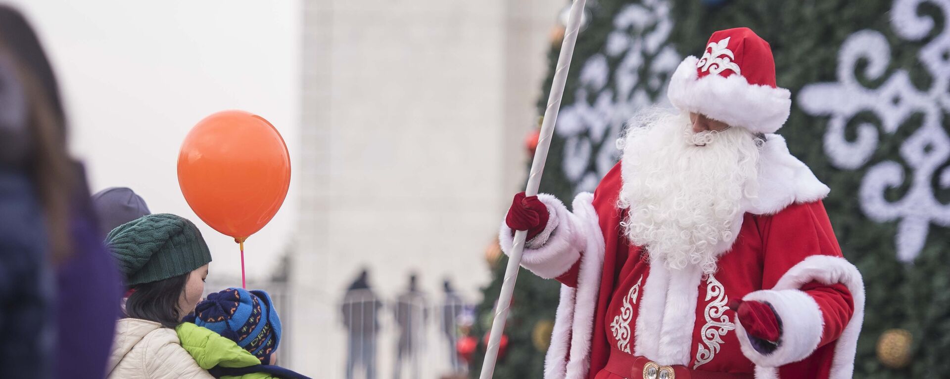 Мужчина в костюме Деда Мороза на площади Ала-Тоо в Бишкеке. Архивное фото - Sputnik Кыргызстан, 1920, 26.12.2022