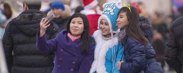 Предновогодний Бишкек. Подготовка к Новому году в столице Предновогодний Бишкек. Подготовка к Новому году в столице - Sputnik Кыргызстан