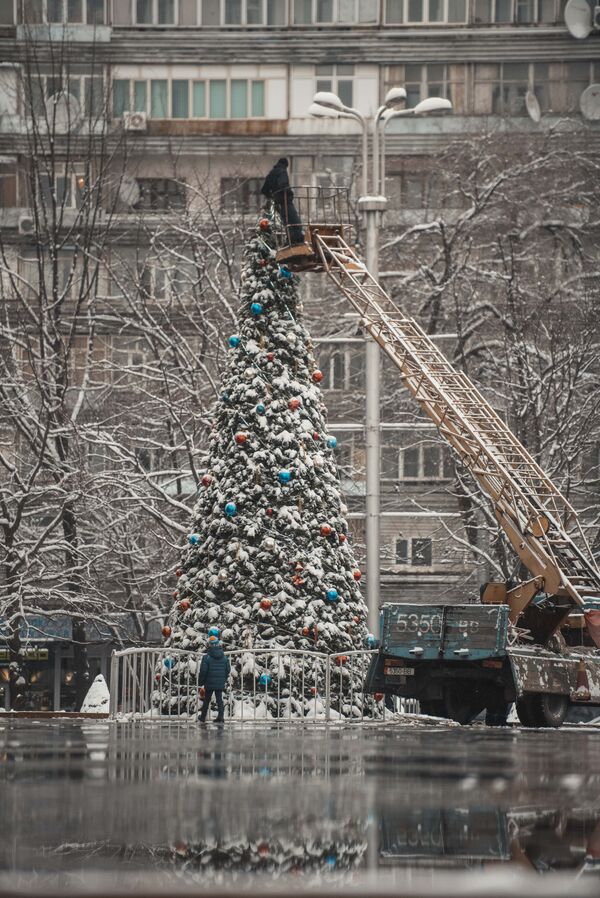 Установка звезды на новогодней елке возле Кыргызской национальной филармонии им. Т. Сатылганова - Sputnik Кыргызстан