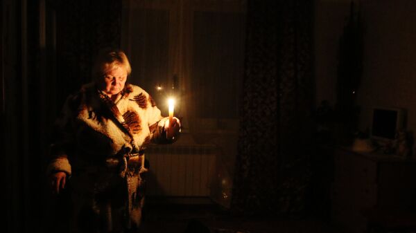 Жительница города со свечами в квартире. Архивное фото - Sputnik Кыргызстан
