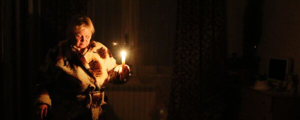 Жительница города со свечами в квартире. Архивное фото - Sputnik Кыргызстан